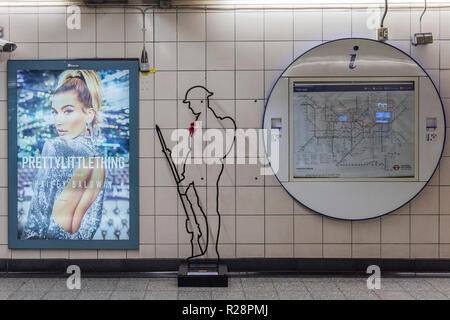 Un Royal British Legion 'Tommy' silhouette dans la station de métro Waterloo - partie de la commémoration du centenaire de la fin de la 1914-1918 Première Guerre mondiale. Les chiffres, dans le cadre d'une série appelé "là, mais pas là' représentent les 888 246 personnel des services britanniques et du Commonwealth qui ont perdu la vie à la suite du conflit. Banque D'Images