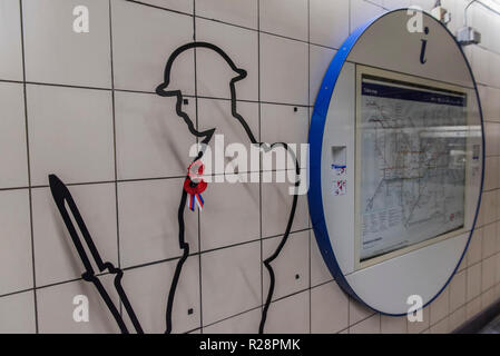 Un Royal British Legion 'Tommy' silhouette dans la station de métro Waterloo - partie de la commémoration du centenaire de la fin de la 1914-1918 Première Guerre mondiale. Les chiffres, dans le cadre d'une série appelé "là, mais pas là' représentent les 888 246 personnel des services britanniques et du Commonwealth qui ont perdu la vie à la suite du conflit. Banque D'Images