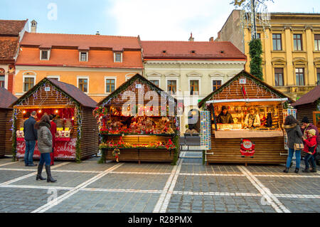 Brasov, Roumanie - 07 novembre 2017 : Les visiteurs du marché de Noël dans le centre de Brasov. Banque D'Images