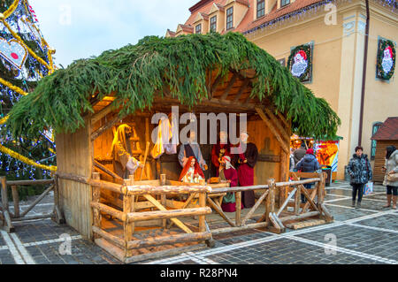 Brasov, Roumanie - 07 novembre 2017 : Crèche de Noël sur la place de la vieille ville de Brasov sur une journée d'hiver. Banque D'Images