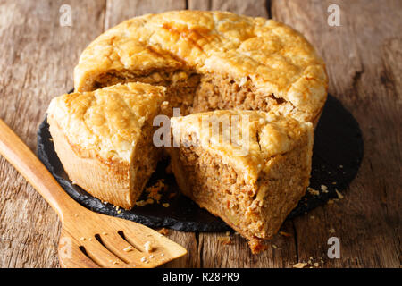 Tourtiere recette de tarte canadien-français farci de porc, purée de pommes de terre et d'épices sur la table horizontale. Banque D'Images