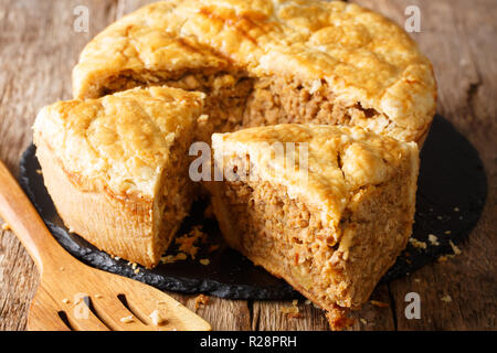 Tarte rustique Snack tourtiere avec du porc, purée de pommes de terre et d'épices sur la table horizontale. Banque D'Images