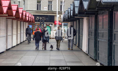 Zagreb, Croatie, novembre 2018 - Les Randonneurs passant par des peuplements denses tout en laissant la place Ban Jelacic Banque D'Images