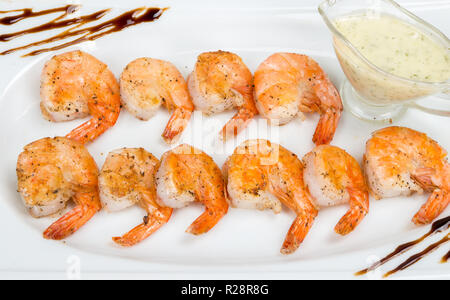 Les fruits de mer. Le fast food. Crevettes avec sauce au lait Royal Banque D'Images