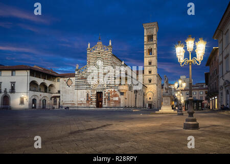 Prato, Italie. Vue de la Piazza del Duomo avec la Cathédrale de Santo Stefano au crépuscule Banque D'Images