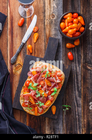 Le pain grillé avec jambon et tomates cerise, vue d'en haut. Banque D'Images