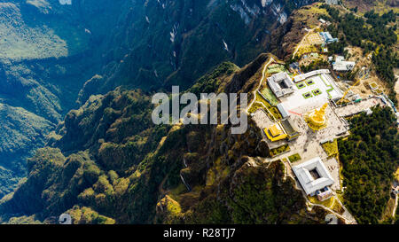 Golden Buddha sur Emeishan ou Emei Mountain, province du Sichuan, Chine Banque D'Images