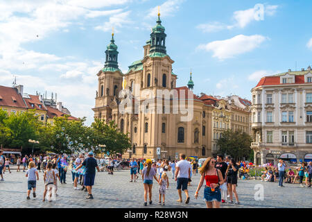 Prague, République tchèque - 21.08.2018 : église Saint Nicolas, Place de la vieille ville en République tchèque. Banque D'Images