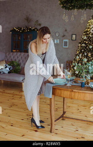 Woman decorating christmas table Banque D'Images