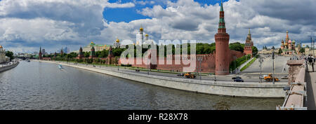 Moscou, Russie. Vue de la rivière et d'une route Moscva. à l'arrière, la cathédrale de Jésus Christ le Sauveur. Banque D'Images