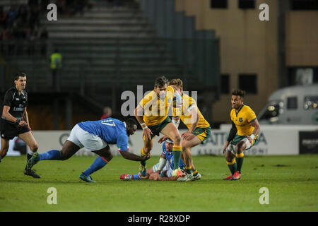 Padoue, Stadio Euganeo, Italie. 17 novembre, 2018. L'aile des wallabies Adam Ashley Cooper tente de breaks de défense de l'Italie en novembre Cattolica Test Match 2018. Credit : Massimiliano Carnabuc/Pacific Press/Alamy Live News Banque D'Images