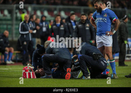 Padoue, Stadio Euganeo, Italie. 17 novembre, 2018. L'aile d'Italie Mattia Bellini a besoin des traitements dans le match contre les wallabies en novembre Cattolica Test Match 2018. Credit : Massimiliano Carnabuc/Pacific Press/Alamy Live News Banque D'Images