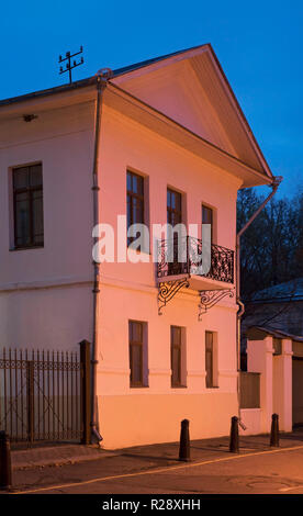 Vieille maison avec balcon à la rue soviétique dans Plyos. Oblast d'Ivanovo. La Russie Banque D'Images