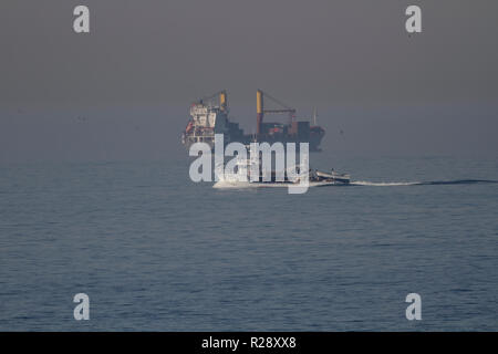 Matosinhos, Portugal - 29 septembre 2015 : sardine portugaise chalutier de pêche voile vers le port de Leixoes dans un matin brumeux. Banque D'Images