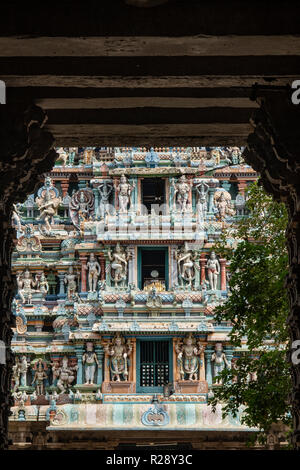 Grâce à l'entrée de la tour ouest, Temple Meenakshi, Madurai, Tamil Nadu, Inde Banque D'Images