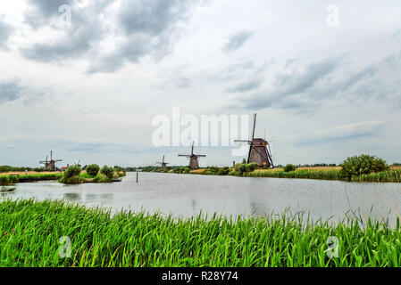 Kinderdijk, Hollande. Les moulins à vent dans la campagne néerlandaise. Banque D'Images