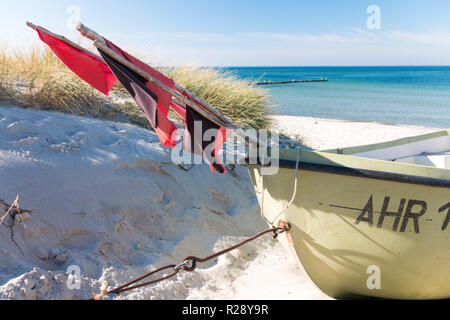 Tauber, Allemagne - 12 octobre 2018 : drapeaux rouges lieu à partir d'un bateau de pêche sur la plage de la mer Baltique en Ahrenshoop, Allemagne. Banque D'Images
