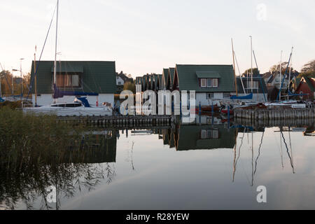 Tauber, Allemagne - 12 octobre 2018 : Vue du port de Ahrenshoop sur la mer Baltique, l'Allemagne. Banque D'Images