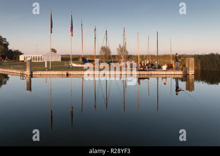 Tauber, Allemagne - 12 octobre 2018 : Vue du port de Ahrenshoop sur la mer Baltique, l'Allemagne. Banque D'Images
