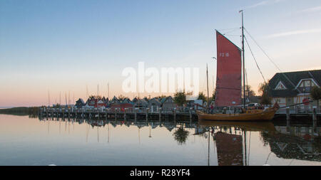 Tauber, Allemagne - 12 octobre 2018 : Vue du port de Ahrenshoop sur la mer Baltique, l'Allemagne. Banque D'Images