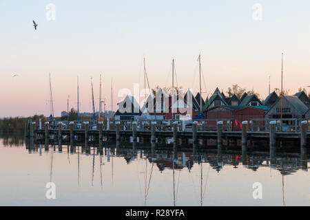 Tauber, Allemagne - 12 octobre 2018 : Vue du port de Ahrenshoop sur la mer Baltique, l'Allemagne. Banque D'Images
