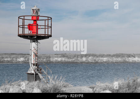 Prerow, Allemagne - 10 octobre 2018 : vue d'une ancienne balise à l'entrée du port de refuge Prerow sur la mer Baltique, l'Allemagne. Banque D'Images