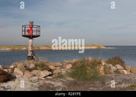 Prerow, Allemagne - 10 octobre 2018 : vue d'une ancienne balise à l'entrée du port de refuge Prerow sur la mer Baltique, l'Allemagne. Banque D'Images