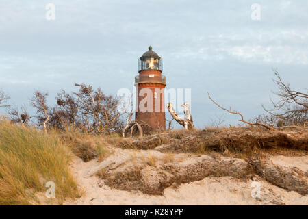 Prerow, Allemagne - 10 octobre 2018 : vue sur le phare à Darßer Ort près de Prerow sur la côte de la mer Baltique, l'Allemagne. Banque D'Images