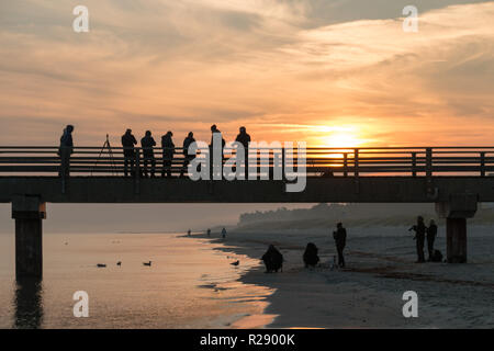 Prerow, Allemagne - 10 octobre 2018 : Avis de photographes photographier le lever de soleil sur la plage de Prerow sur la mer Baltique, l'Allemagne. Banque D'Images