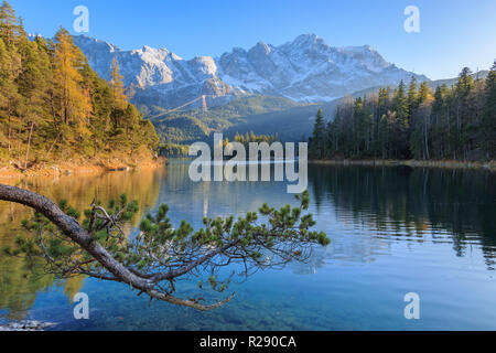 Superbe panorama alpin du Lac d'Eibsee Allemagnes plus haute montagne Zugspitze en arrière-plan sur un après-midi ensoleillé à l'automne Banque D'Images