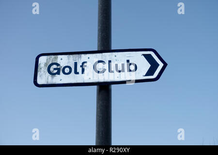 Club de Golf inscription vide de sens contre ciel bleu vierge Banque D'Images