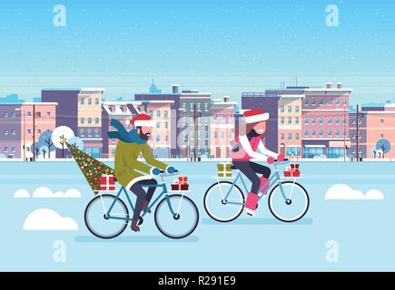 Couple riding bike avec boîte-cadeau de sapins sur les bâtiments de la rue ville cityscape background joyeux Noël Nouvel an concept plate horizontale Illustration de Vecteur