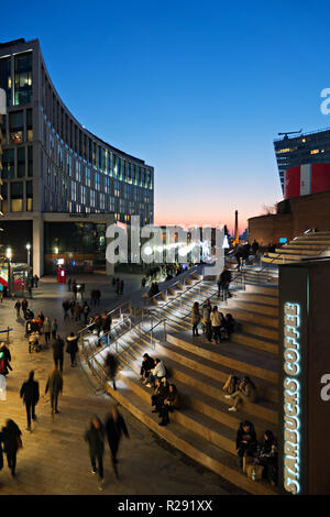 Les gens qui marchent sur le parc Chavasse Liverpool UK au crépuscule, prises à partir de Liverpool l'un avec l'hôtel Hilton à gauche et à droite des mesures Chavasse. Banque D'Images