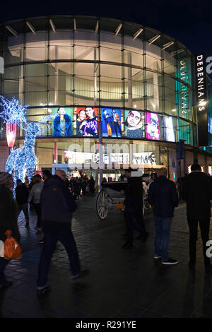 Les gens shopping in commercial Liverpool One comme les décorations de Noël sont éclairés. Liverpool UK, Novembre 2018 Banque D'Images