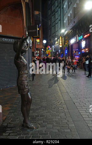 La Cilla Black statue sur Mathew St Liverpool UK à la nuit avec la Cavern Pub dans la distance. Novembre 2018. Banque D'Images