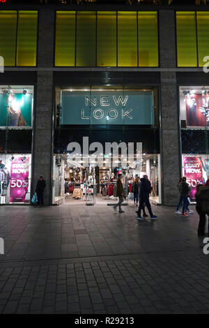 Les gens en silhouette devant un nouveau look en magasin commercial Liverpool One dans la nuit. Liverpool UK. Novembre 2018. Banque D'Images
