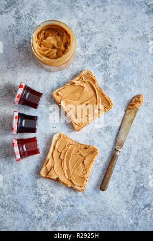 Deux délicieux toasts beurre de cacahuète mis sur table en pierre Banque D'Images