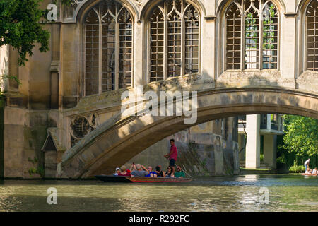 Un punt voile de touristes passe sous le Pont des Soupirs sur un après-midi ensoleillé, Cambridge, Royaume-Uni Banque D'Images