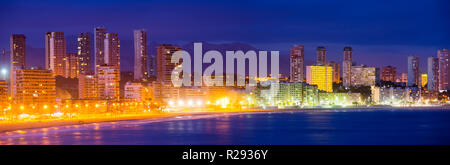 Vue panoramique sur mer de Benidorm dans la nuit. Espagne Banque D'Images