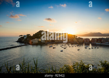 Vue du village avec Harbour dans la baie Baia del Silenzio au coucher du soleil, Sestri Levante, province de Gênes, Riviera di Levante Banque D'Images