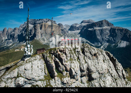 Col Rodella, parapentes, Dolomites, Groupe du Sella, Campitello di Fassa, Trentin, Italie Banque D'Images