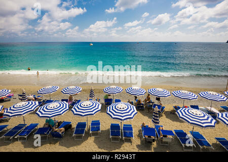 Plage de sable fin et les parasols colorés, Monterosso al Mare, Cinque Terre, La Spezia, Ligurie, Italie Province Banque D'Images