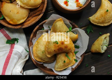 De pommes de terre maison Pierogi au fromage / pirojki close up Banque D'Images