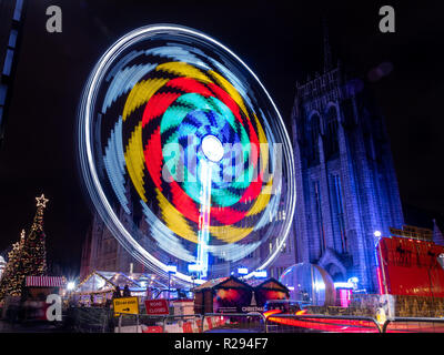 Marché de Noël à Aberdeen avec une roue tournante roue paris. Banque D'Images