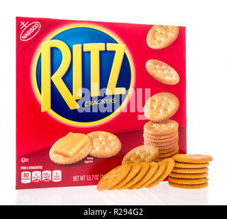 Winneconne, WI - 4 novembre 2018 : une boîte de craquelins Ritz avec craquelins Ritz à côté de la boîte sur un fond isolé. Banque D'Images