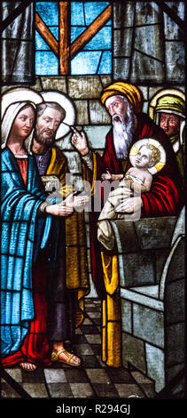 Un vitrail représentant la Présentation de notre Seigneur Jésus et la purification de la Bienheureuse Vierge Marie. Banque D'Images