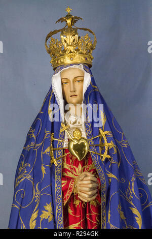 Une statue de la Notre Dame des Douleurs (Mater Dolorosa) avec sept épées perçant son Cœur immaculé. L'église de San Vittore Martire. Banque D'Images