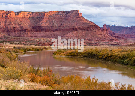 Le Fisher Towers le long d'un coude de la rivière Colorado, dans la vallée, professeur de l'Utah. Banque D'Images