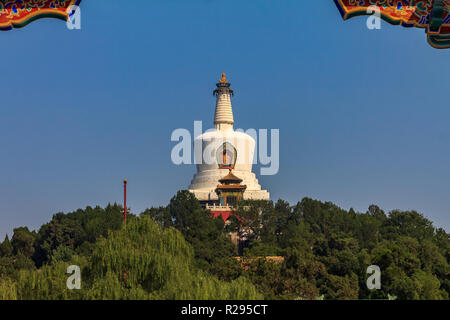 L'île de jade avec Bai Ta (ou Pagode Blanche Dagoba) stupa bouddhiste dans un temple de Yong la paix éternelle dans le parc du lac Beihai à Beijing, Chine Banque D'Images