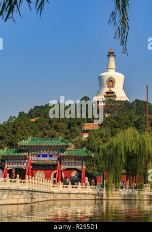 Yongan Bridge dans le lac Beihai Park et l'île de jade avec Bai Ta (ou Pagode Blanche Dagoba) stupa bouddhiste dans Un Yong (Temple de la paix éternelle) dans Banque D'Images